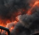 В Поронайске девять пожарных тушили мусор