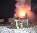 После полуночи крыша постройки в Углегорске превратилась в рухлядь