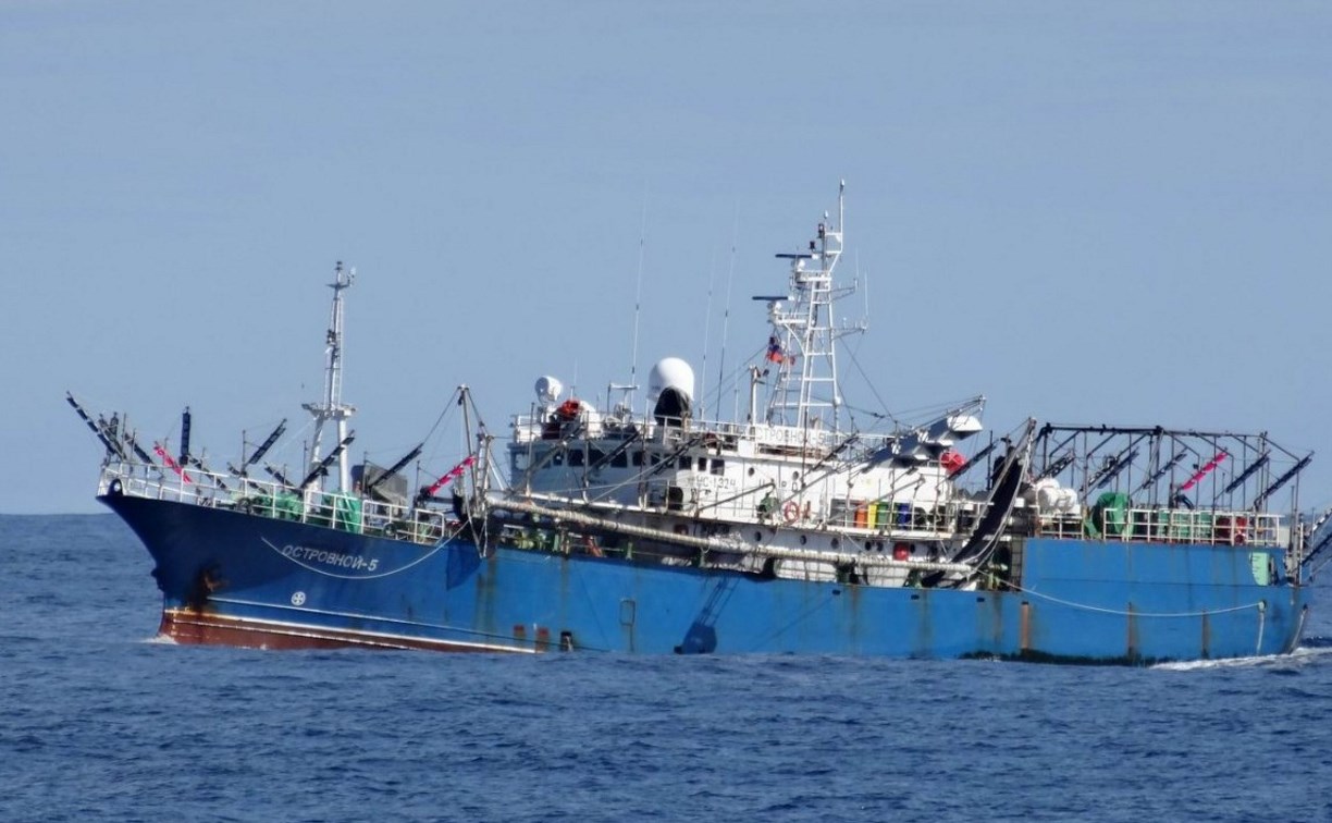 У Парамушира из-за сильного шторма на мель село рыболовецкое судно, на борту 12 человек