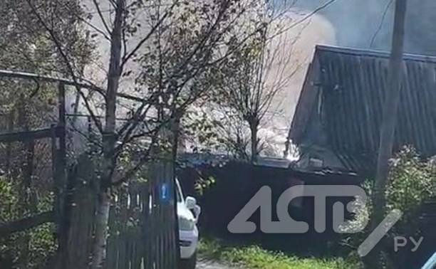 Дача горела по всей площади: пожарные расчёты съезжались в СНТ "Солнышко-2" на Сахалине