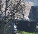 Дача горела по всей площади: пожарные расчёты съезжались в СНТ "Солнышко-2" на Сахалине