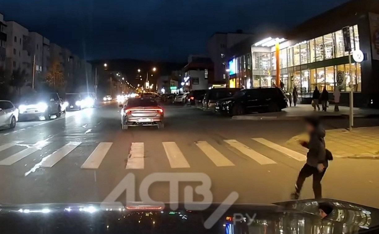 Ребёнок бросился под колёса авто в Южно-Сахалинске — видео Ребёнок бросился под колёса авто в Южно-Сахалинске — видео