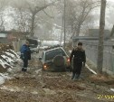 Люди и машины тонут в грязи в Корсакове