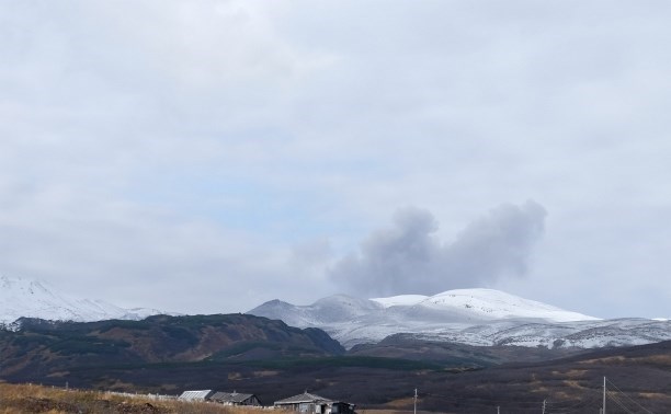 Пепел вулкана Эбеко вместо снега падает в Северо-Курильске