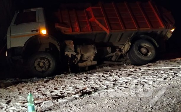 Мусоровоз улетел с трассы и врезался в дерево в Смирныховском районе