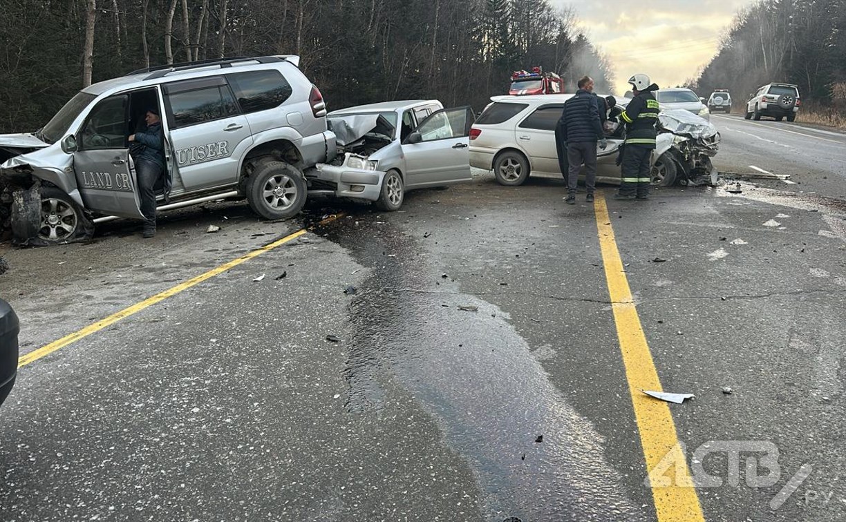 "Всё дымится, приехали скорые": три автомобиля жёстко столкнулись на корсаковской трассе