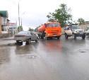 КамАЗ прижал к бордюру легковушку в Южно-Сахалинске
