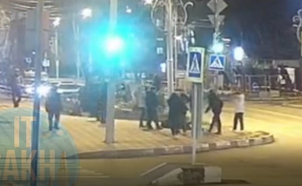 "Повалили на землю и били ногами": массовая драка подростков произошла в Южно-Сахалинске