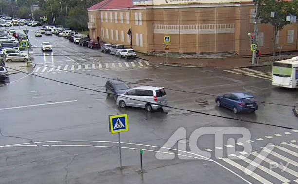 В Южно-Сахалинске на полупустом перекрёстке водители минивэна и универсала не заметили друг друга