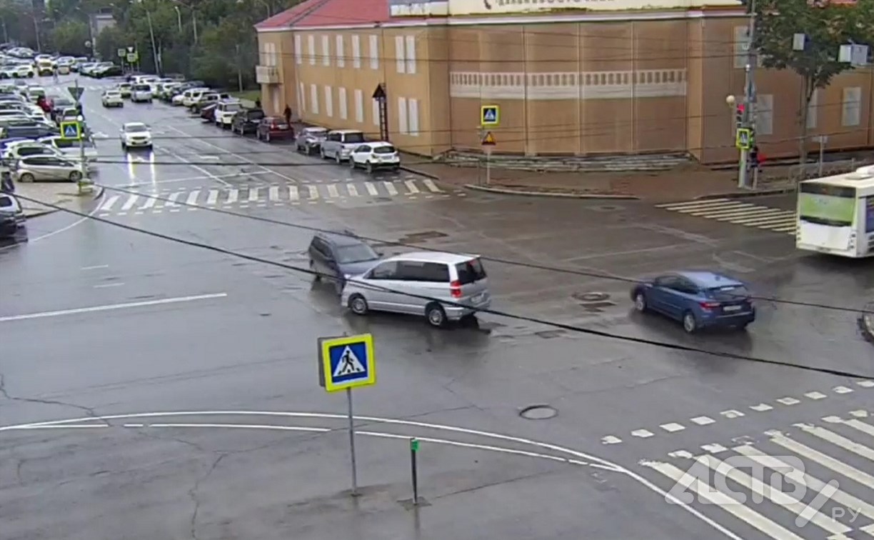 В  Южно-Сахалинске на полупустом перекрёстке водители минивэна и универсала не заметили друг друга