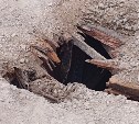 На мосту к бухте Тихой появилась дыра - сахалинцы винят проезжающие по нему гружёные самосвалы