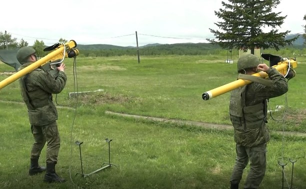  Военнослужащие и добровольцы на Сахалине учатся уничтожать цели "Иглой"
