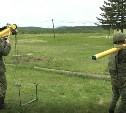  Военнослужащие и добровольцы на Сахалине учатся уничтожать цели "Иглой"