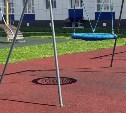 Хитрый ход: управляющая организация убрала пчёл с качелей на детской площадке в Троицком
