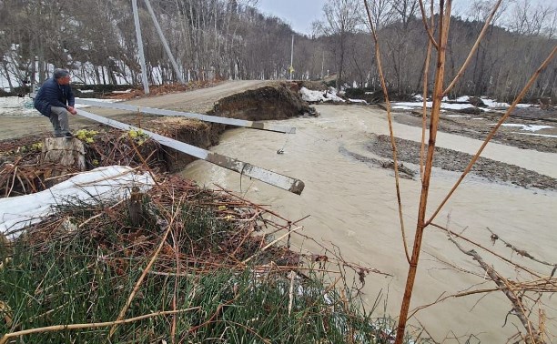 Бетонный столб рухнул посреди дороги в дачном массиве Южно-Сахалинска