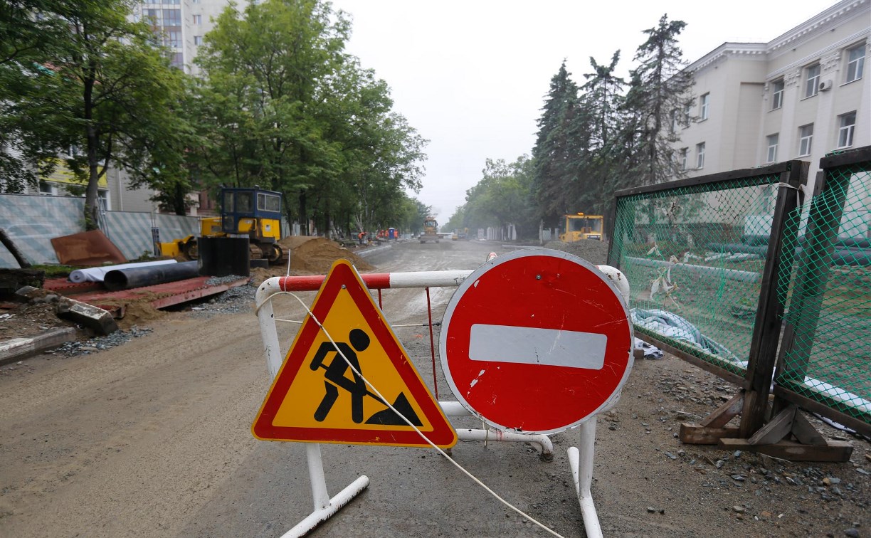 Ремонту дорог и дворов в Южно-Сахалинске мешает плохая погода