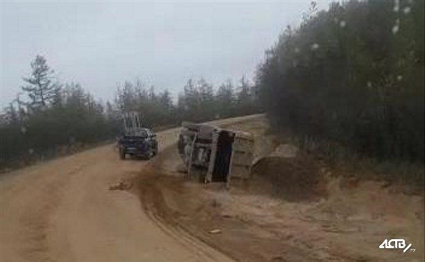 Груженый самосвал опрокинулся в Ногликском районе