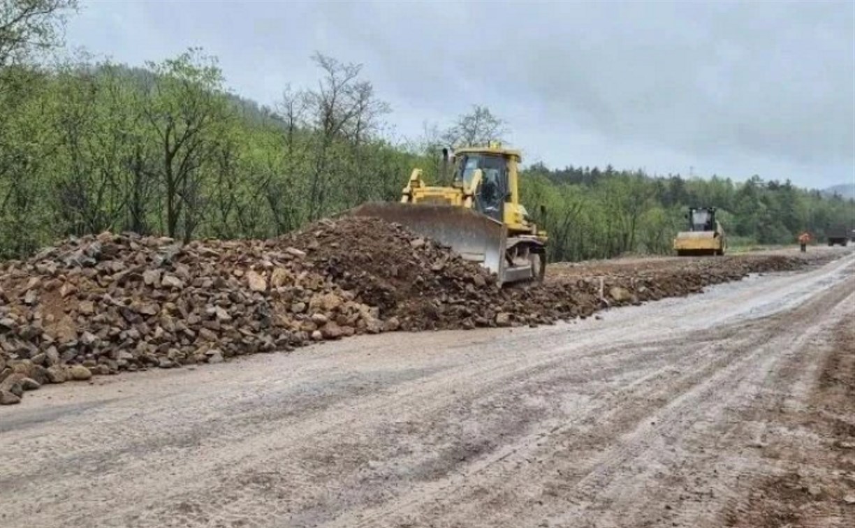 На участке трассы между селами Айнское и Медвежье уложили 14 водопропускных труб