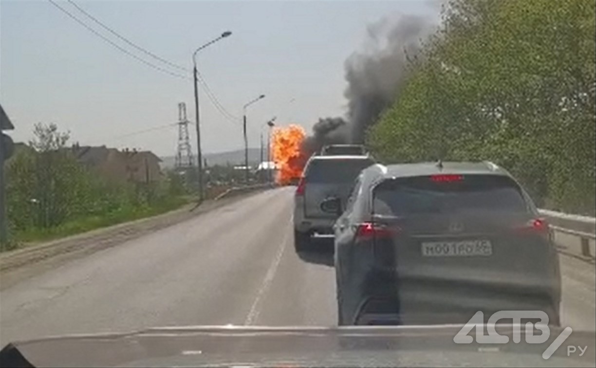 Очевидец: внедорожник в Южно-Сахалинске загорелся и взорвался в пробке прямо во время движения