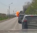 Очевидец: внедорожник в Южно-Сахалинске загорелся и взорвался в пробке прямо во время движения