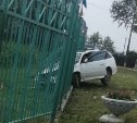 Автомобиль въехал в забор центра для несовершеннолетних в Тымовском районе 