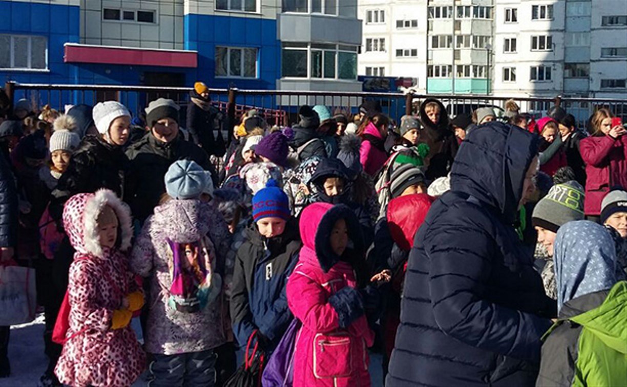 Гимназию в Южно-Сахалинске эвакуировали из-за подозрительного предмета