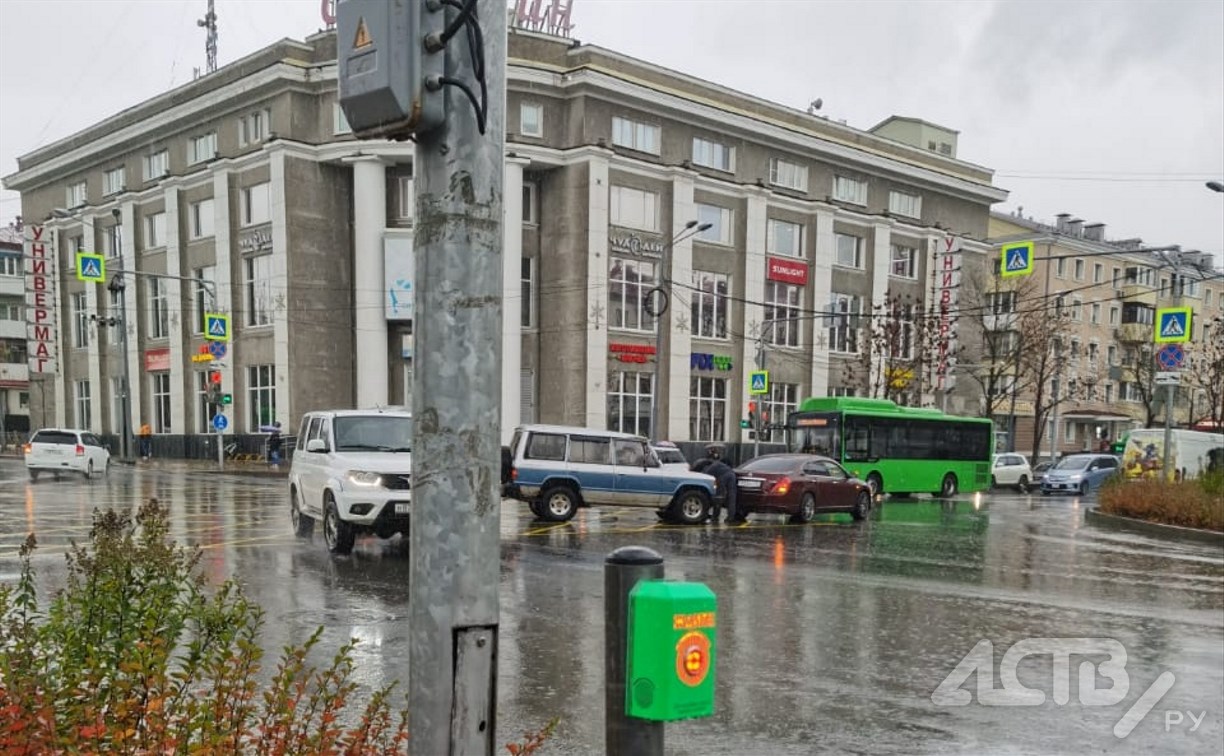 Два автомобиля не поделили перекрёсток в центре Южно-Сахалинска 