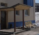 "Чистота и красота - стало приятно зайти": жители Томари показали губернатору ремонт своего подъезда