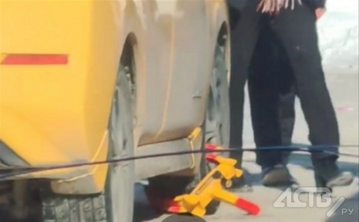 "Надели на колеса блокиратор": у ТЦ "Панорама" в Южно-Сахалинске машину опять взяли в "заложники"