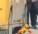 "Надели на колеса блокиратор": у ТЦ "Панорама" в Южно-Сахалинске машину опять взяли в "заложники"
