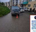 Микроавтобус сбил 8-летнего самокатчика во дворе дома в Холмске