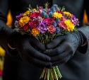 Жительница Корсакова обрадовалась цветам от незнакомца и потеряла 325 тысяч рублей