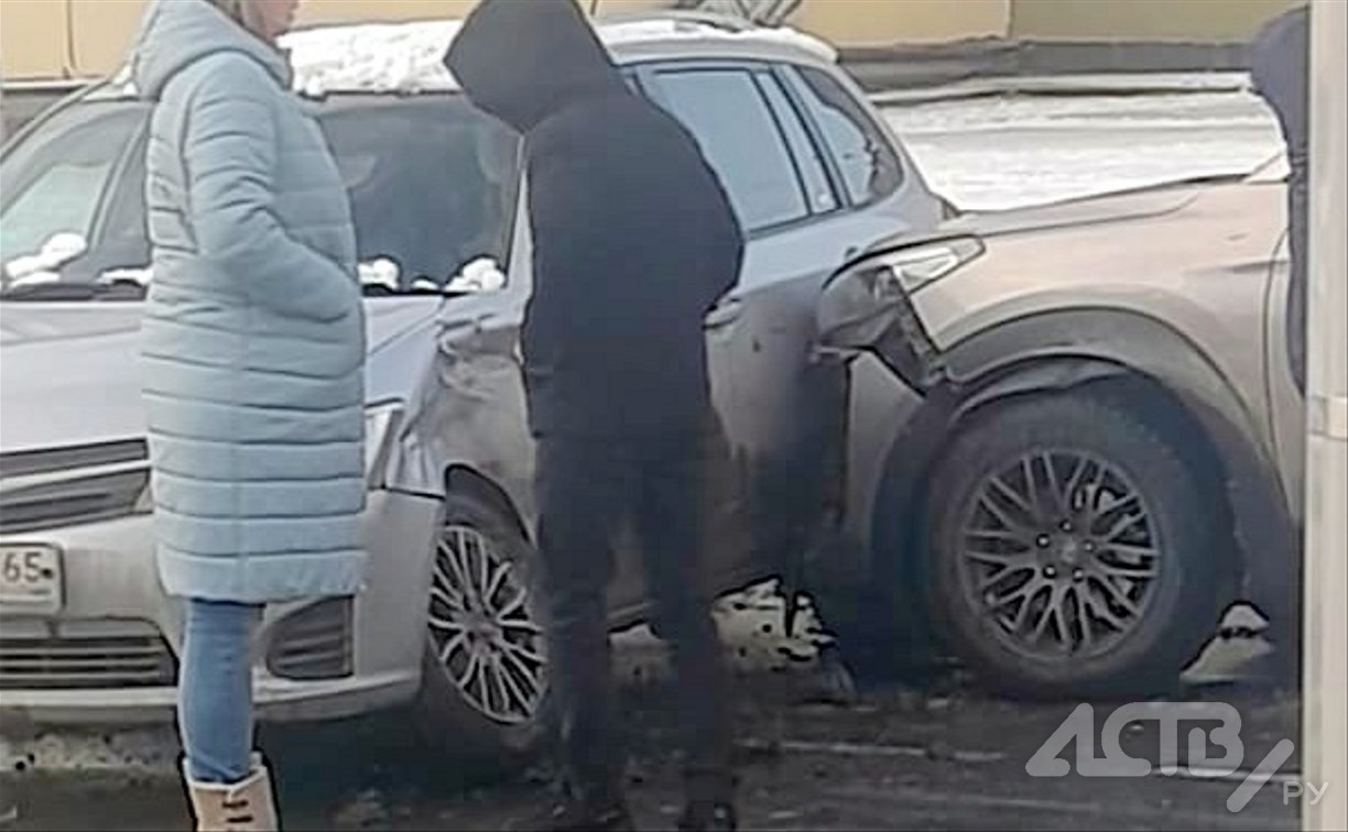 Два авто не смогли разъехаться  на перекрёстке в Южно-Сахалинске 
