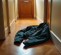 Сахалинец зашёл в подъезд "погреться", а выскочил из него с чужими вещами