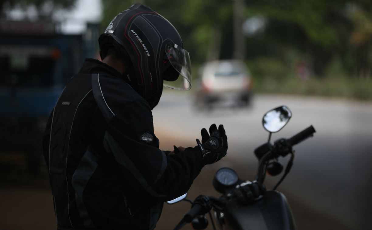 На Сахалине пенсионер помог починить байк мотоциклисту, которого сбил на дороге