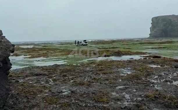 Отдыхающие загнали авто в воду и застряли посреди бухты Тихой