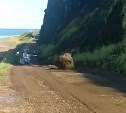 "А мог и на машину упасть": большой камень свалился на дорогу между двумя сахалинскими сёлами