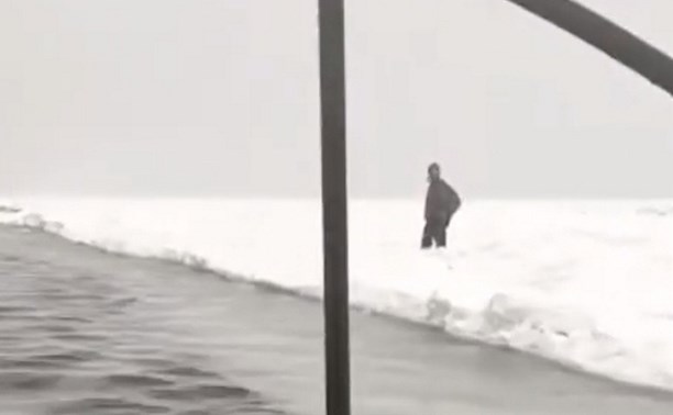 Появилось видео спасения унесённого на льдине сахалинца