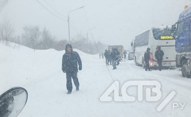 Колонна автомобилей образовалась на долинской трассе: дорога закрыта, выставлен пост