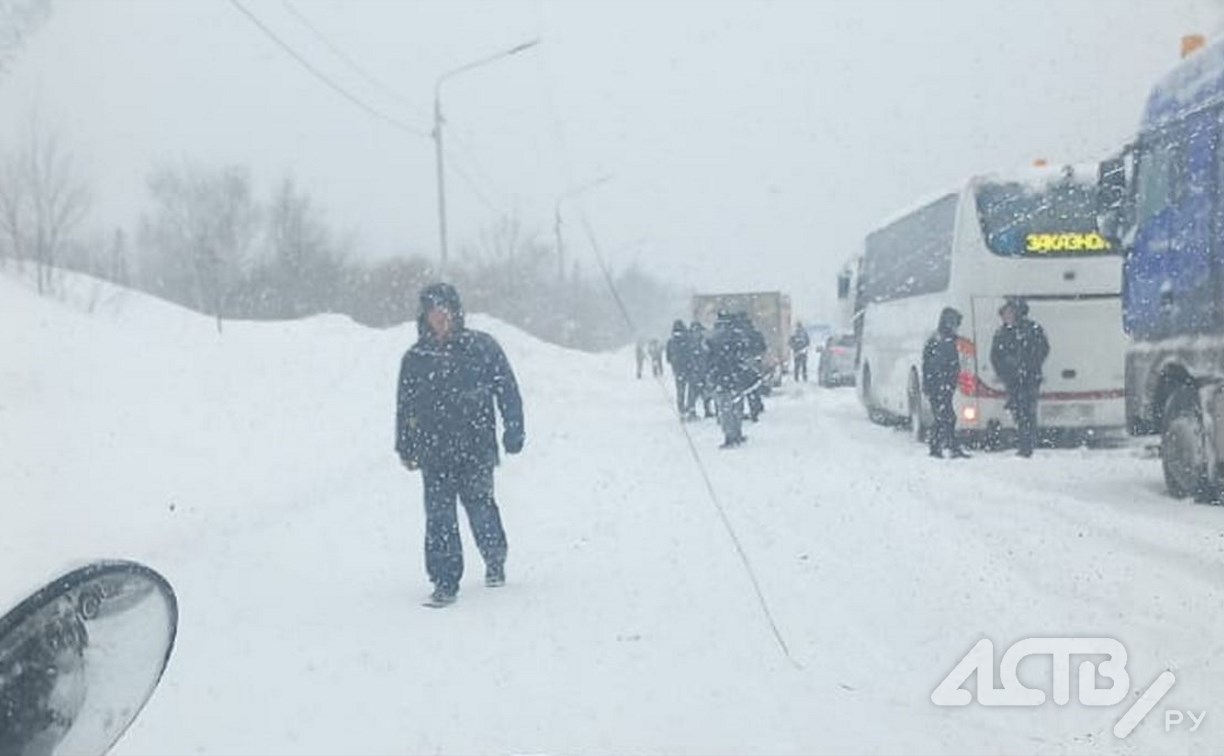 Колонна автомобилей образовалась на долинской трассе: дорога закрыта, выставлен пост