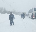 Колонна автомобилей образовалась на долинской трассе: дорога закрыта, выставлен пост