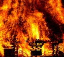 Огонь охватил 200 "квадратов": горящий дом в Охе тушили около 12 часов 