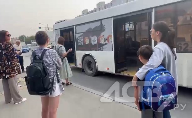 Почувствовали едкий запах: автобус №62 в Южно-Сахалинске сошёл с маршрута из-за поломки