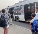 Почувствовали едкий запах: автобус №62 в Южно-Сахалинске сошёл с маршрута из-за поломки