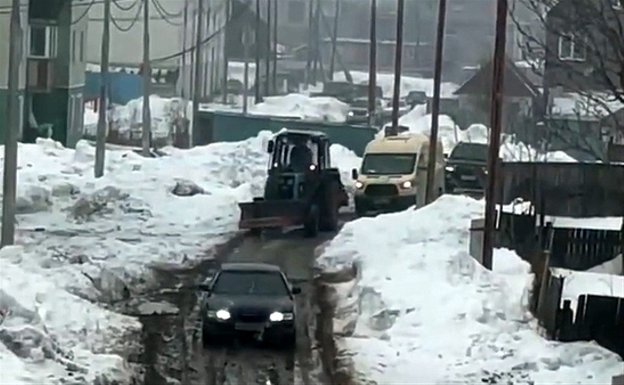 Брод через двор проложили колонны авто из-за перекрытия улицы Украинской в Южно-Сахалинске 