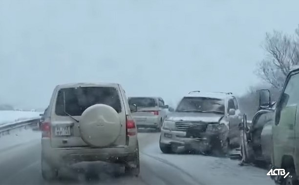 Двое сахалинцев получили травмы после столкновения Toyota Land Cruiser и Toyota Succeed