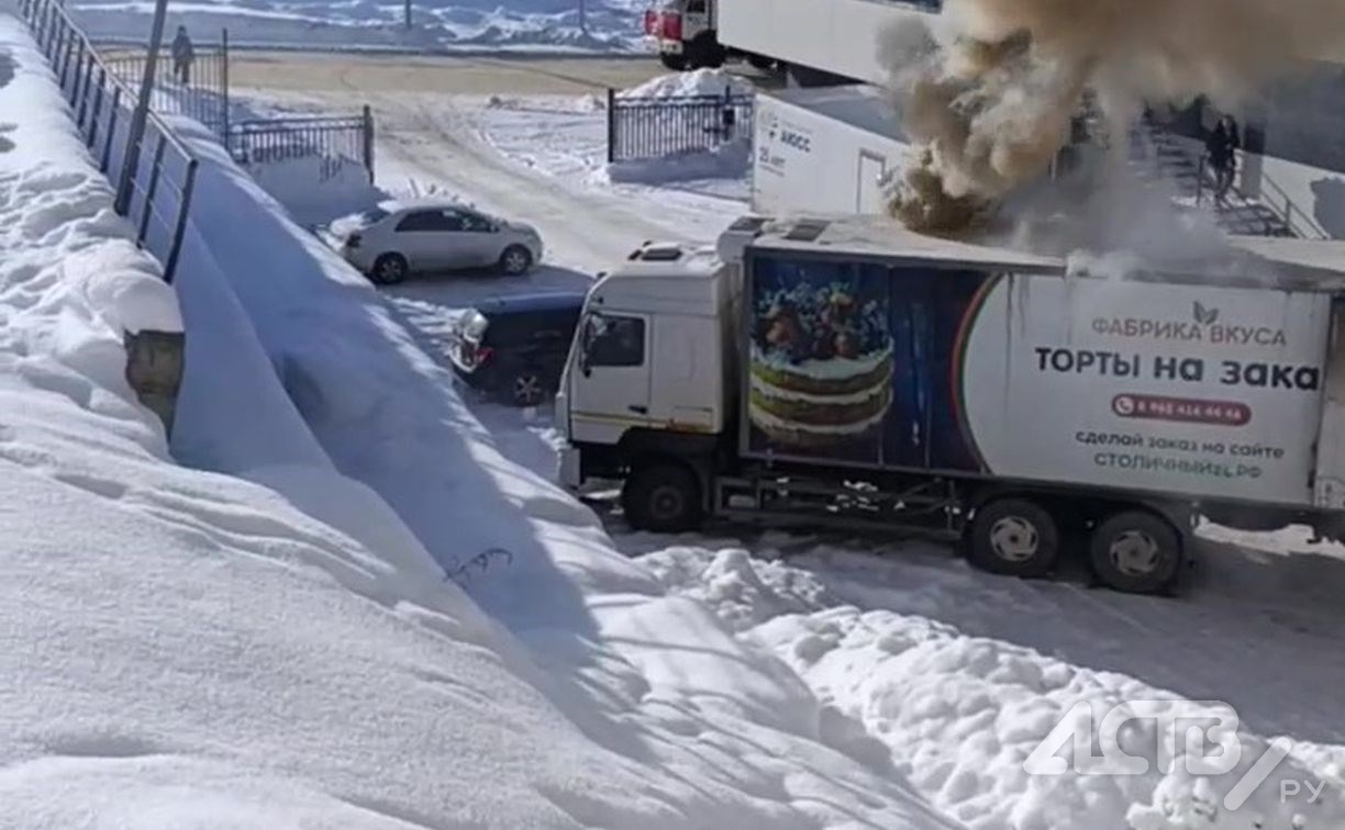 Грузовик загорелся возле торгового центра в Долинске