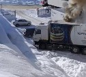 Грузовик загорелся возле торгового центра в Долинске