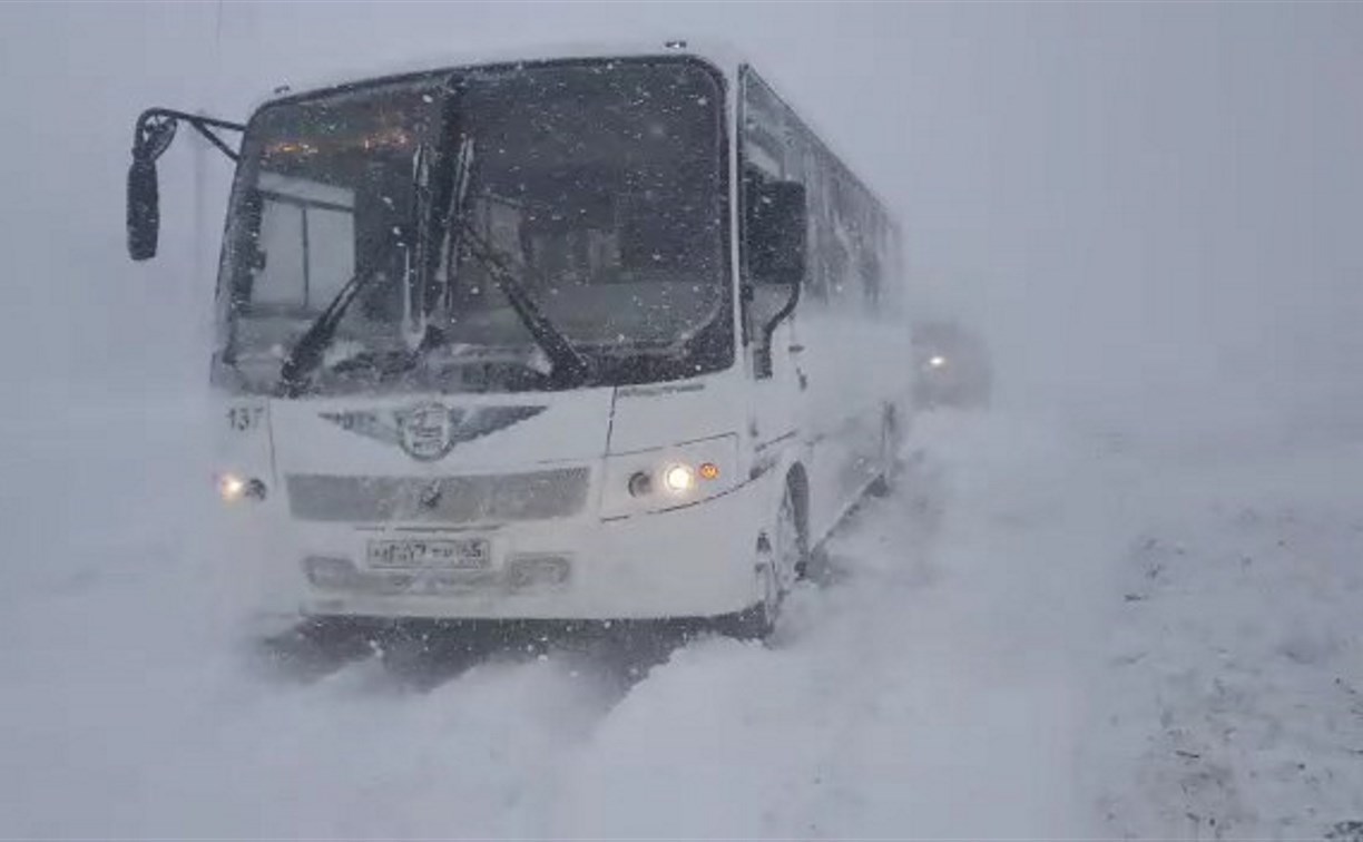 Некоторые автобусы в Южно-Сахалинске продолжают ездить по маршрутам