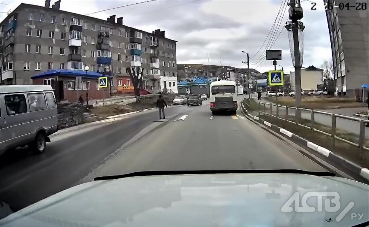 Автобус в Холмске едва не сбил мужчину на пешеходном переходе